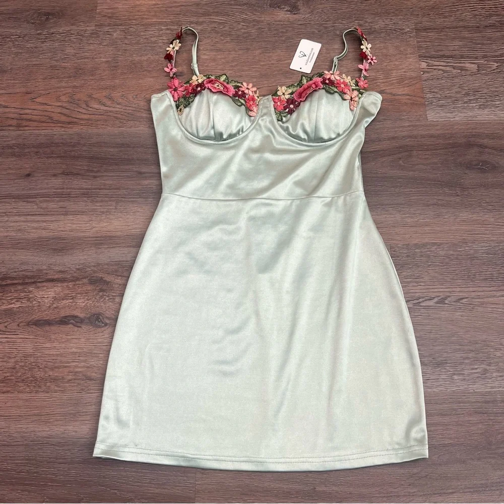 NWT Windsor Floral Satin Mini Dress Large Green Bodycon Sweetheart Embroidered - Picture 5 of 12
